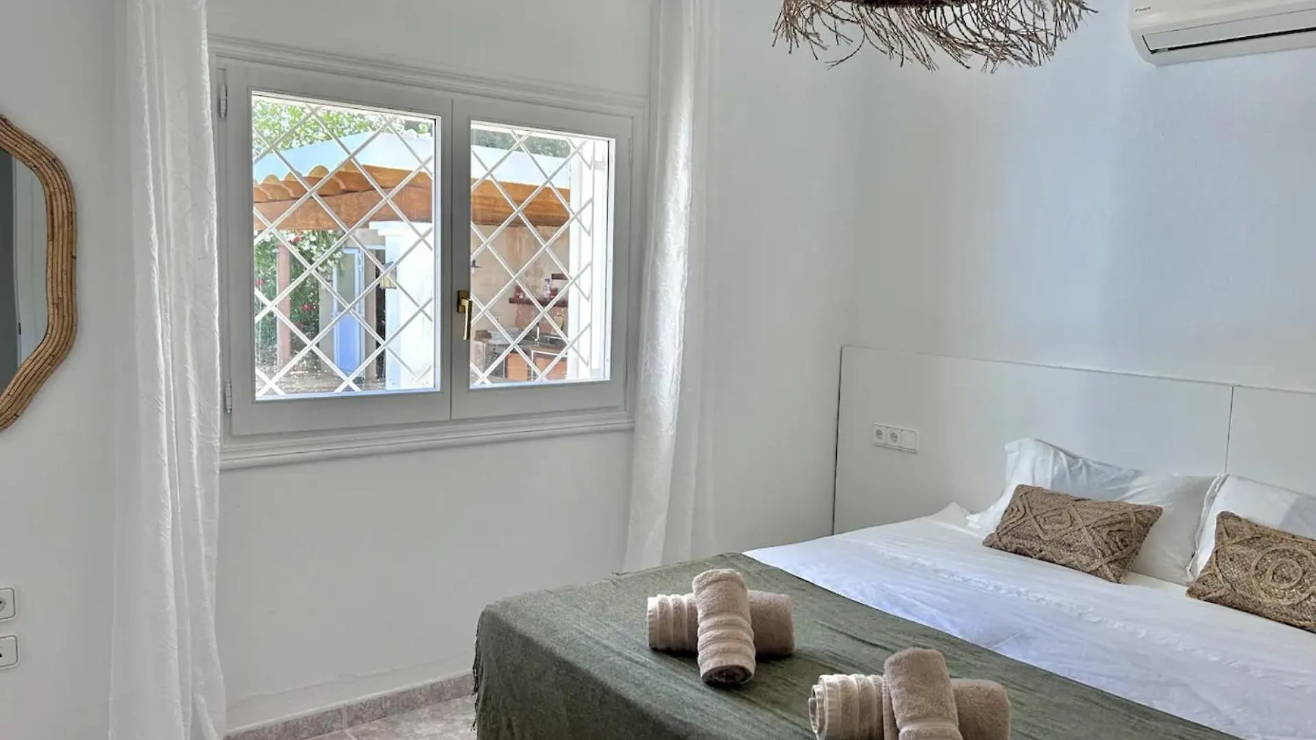 Villa Walk To Unvrs & Amnesia - 4Br Finca - Private Pool & Forest
